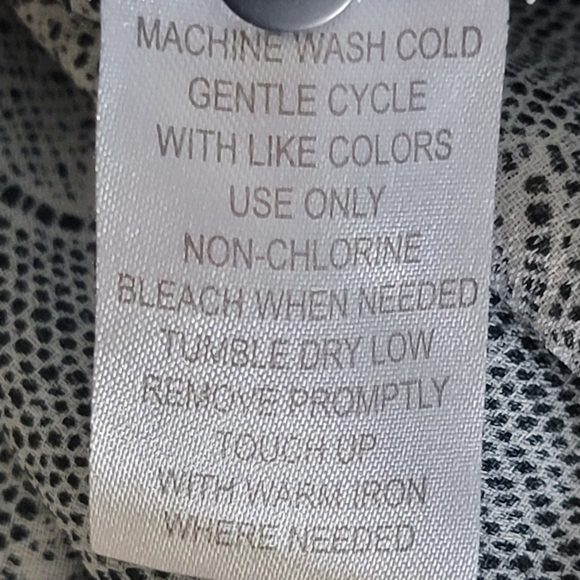 Allison Taylor plus size ruffle floral button closure top size 2X - Picture 8 of 8